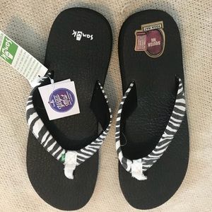 New Women’s Sanuk yoga mat flip flops size 11